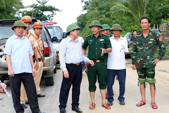 Phó Chủ tịch UBND tỉnh Đinh Viết Hồng kiểm tra công tác khắc phục hậu quả bão số 4