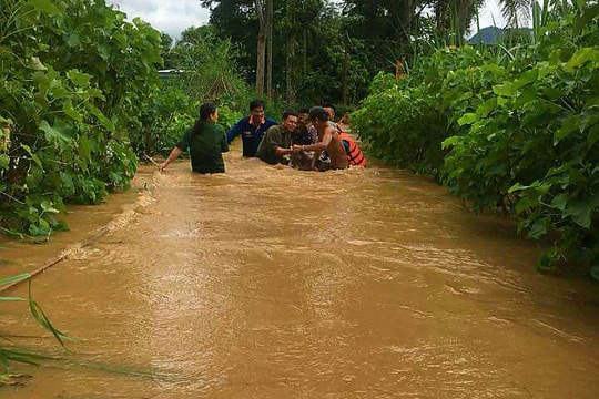 Quỳ Hợp giải cứu kịp thời 6 người mắc kẹt trong mưa lũ