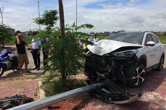 Ô tô đâm gãy cột đèn chiếu sáng, 5 người thoát nạn