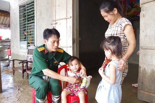 Bộ đội Nghệ An chăm sóc sức khỏe cho người dân vùng lũ