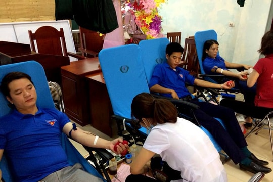 Gần 1.000 đoàn viên tham gia hiến máu ngày Chủ nhật đỏ