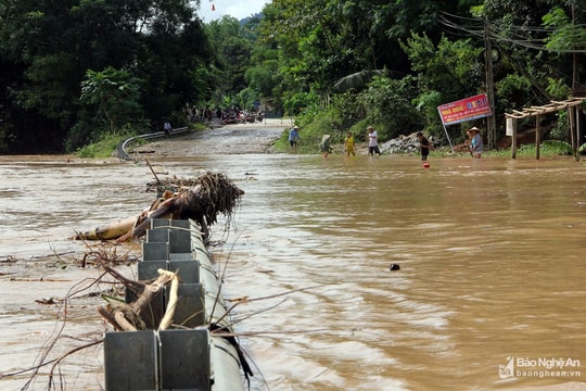 Lũ trên sông Cả tiếp tục dâng, cảnh báo sạt lở, ngập lụt ở Nghệ An
