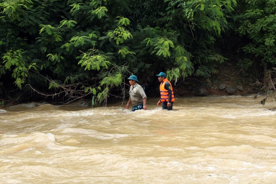 “Tôi chỉ kịp vứt con lên bờ, bất lực nhìn vợ bị lũ nhấn chìm”