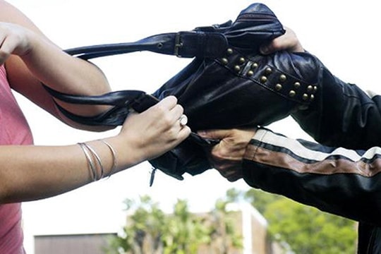 Táo tợn dùng roi điện tấn công chủ tiệm vàng, cướp gần 3 tỷ 