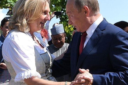 Ông Putin khiêu vũ với Ngoại trưởng Áo trong đám cưới