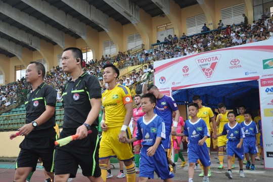 Ước gì SLNA có nhà tài trợ như bầu Hiển, bầu Đức!