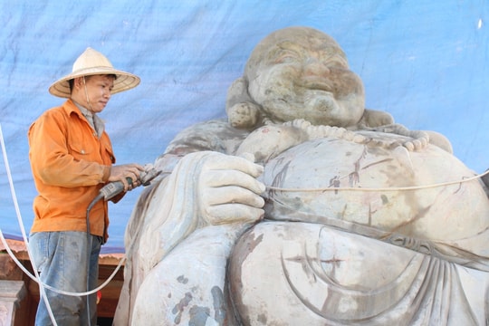 Độc đáo bức tượng Phật Di Lặc 60 tấn, trị giá hơn 2 tỷ đồng ở Nghệ An