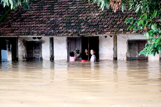Nước thượng nguồn dồn về, người dân hạ du sông Lam chật vật trong lũ
