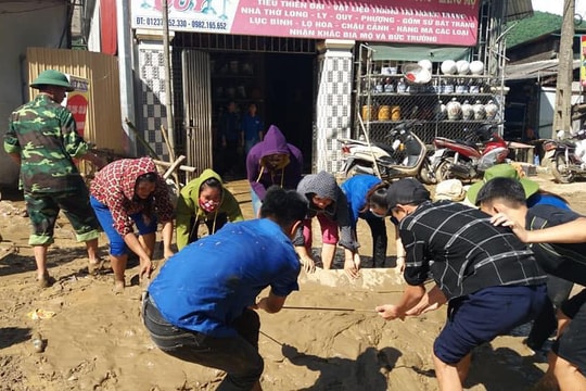 Tỉnh đoàn Nghệ An chia sẻ khó khăn với người dân vùng lũ lụt 