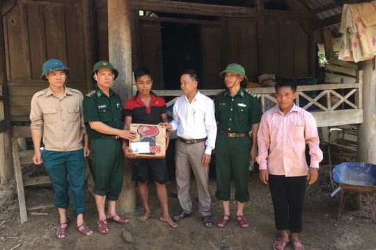 Hỗ trợ lương thực tặng quà cho 8 hộ dân bị trôi, sập nhà do nước lũ