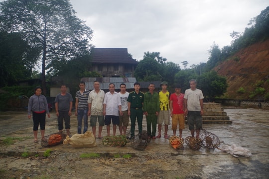 Trao tặng lợn giống cho 15 hộ nghèo huyện Quế Phong