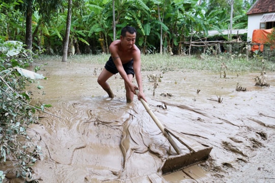 Nghệ An: Sau lũ, người dân vùng hạ du ngập trong bùn, rác