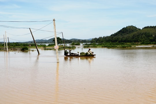 Lũ đe dọa hạ du, có xã ở Nam Đàn bị cô lập hoàn toàn