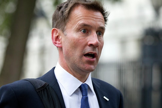 Ngoại trưởng Anh bất ngờ chỉ trích Putin làm “thế giới nguy ngập“