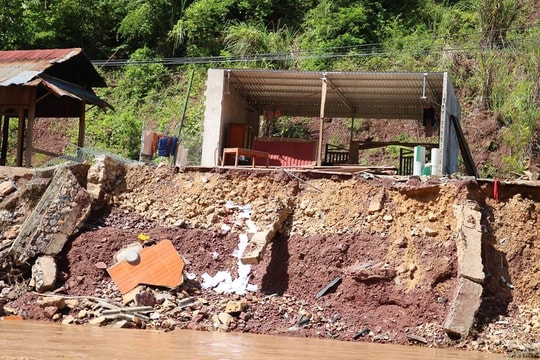 Nhiều hộ dân Kỳ Sơn lâm cảnh “màn trời, chiếu đất” do sạt lở đất