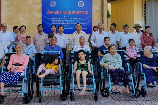 Trao tặng 105 xe lăn cho người khuyết tật ở Diễn Châu và Quỳnh Lưu