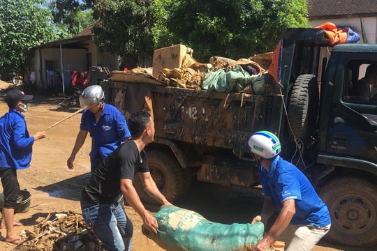 Đô Lương huy động hàng trăm người dân vệ sinh môi trường sau khi lũ rút