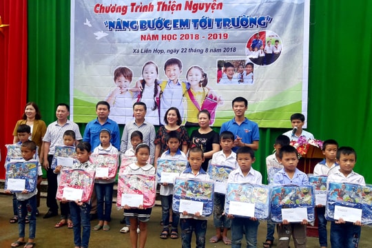 Trao 84 suất học bổng cho trẻ em nghèo ở Quỳ Hợp 