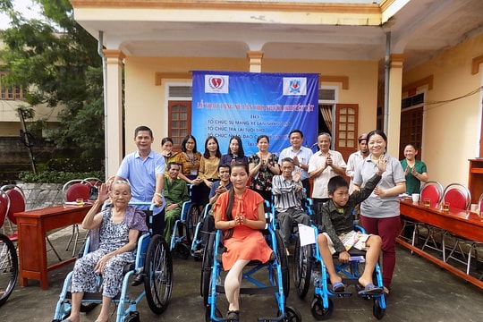 Trao 29 xe lăn cho người khuyết tật ở Quỳ Hợp  ​