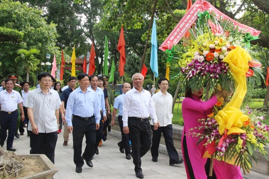 Phó Chủ tịch Quốc hội Uông Chu Lưu dâng hoa, dâng hương tại Khu di tích Kim Liên