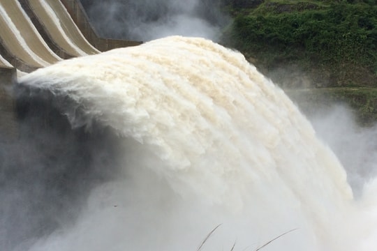  Việc xả lũ của các nhà máy thủy điện làm nóng cuộc họp thường kỳ UBND tỉnh Nghệ An