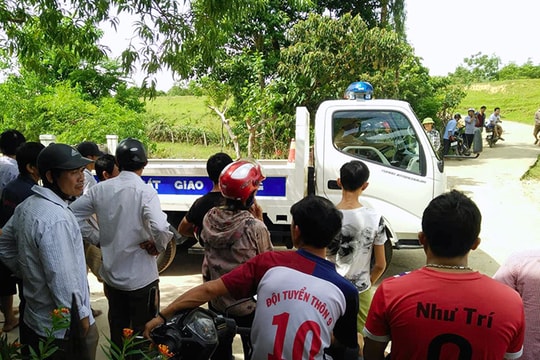 Bé gái 16 tháng tuổi ở Hà Tĩnh tử vong khi chui xuống gầm xe trộn bê tông