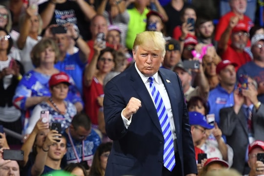 Ukraine diễu binh rầm rộ; Trump: mọi người sẽ rất nghèo nếu ông bị luận tội