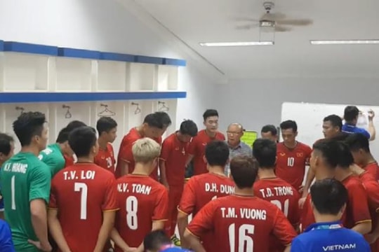 HLV Park Hang-seo nói gì với học trò trong phòng thay đồ sau khi thắng Bahrain?