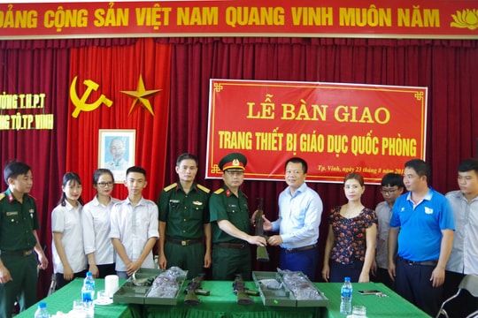 Bộ CHQS Nghệ An trang bị súng tiểu liên AK đã vô hiệu hóa cho các trường học