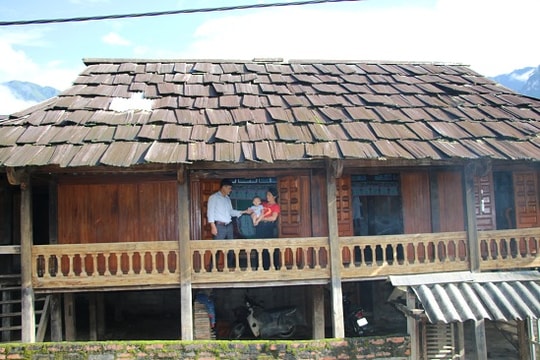 Những ngôi nhà sàn cổ, mái gỗ thơm nức mùi pơ mu