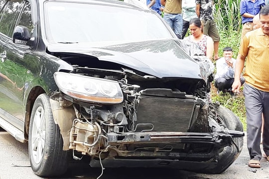 Đối đầu với xe tải, xe con vỡ nát đầu