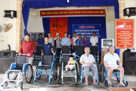 Trao 10 xe lăn cho người khuyết tật ở Hoàng Mai