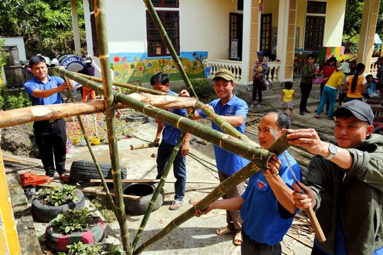 Phụ huynh, giáo viên chung tay làm khu vui chơi, học tập cho trẻ mầm non