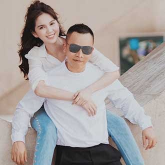 Ngọc Trinh tình tứ dạo phố Hàn Quốc cùng ông bầu Vũ Khắc Tiệp