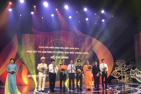 Giao lưu các điển hình tiêu biểu toàn quốc trong học tập và làm theo Bác  ​