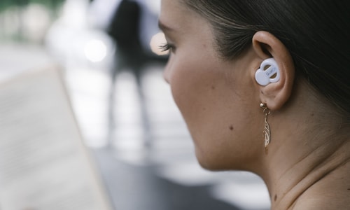 Tai nghe chống ồn giúp người dùng ngủ ngon