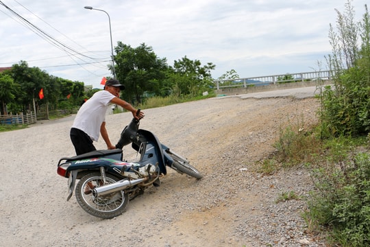 Người dân TP Vinh 'mướt mồ hôi' khi qua cầu Đen 