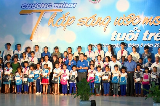 Trao 76 suất quà cho học sinh nghèo vượt khó học giỏi ở Quỳnh Lưu