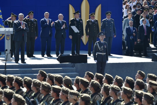 “Điềm gở” - Truyền thông đếm xem bao nhiêu lần lính Ukraina ngất xỉu khi có mặt Poroshenko