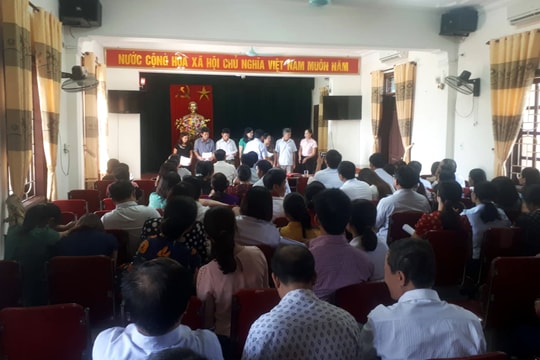 Giáo viên bật khóc, từ chối nhận quyết định từ cấp THCS xuống dạy Tiểu học