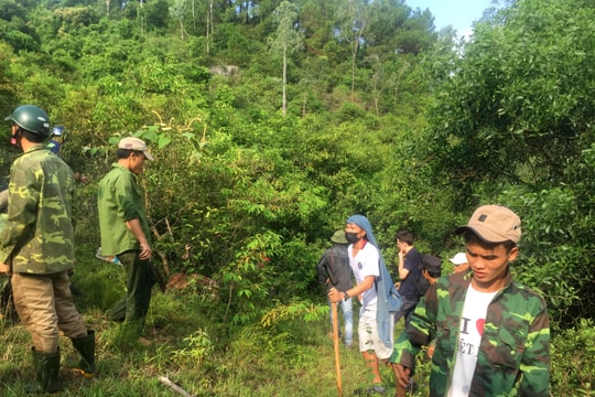 Hàng trăm người dân lên núi tìm kiếm người đàn ông mất tích