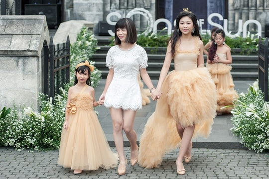 Người mẫu 13 tuổi cao 1,72 m catwalk trên núi