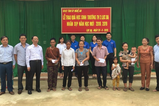 Ủy ban Kiểm tra Tỉnh ủy tặng quà cho học sinh nghèo và đồng bào Đan Lai