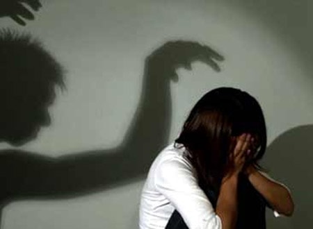 Tên trộm cưỡng bức con gái chủ nhà