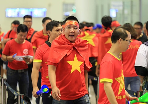 Cổ động viên Việt Nam đổ sang Indonesia cổ vũ đội tuyển 