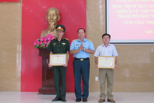 Trao Bằng khen cho tập thể, cá nhân có thành tích trong tìm kiếm cứu nạn Su-22