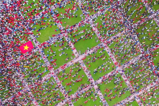 CĐV xứ Nghệ vỡ òa cảm xúc sau siêu phẩm của Minh Vương