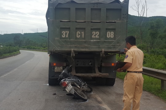 Xe máy đâm đuôi xe hổ vồ, cô gái trẻ nhập viện