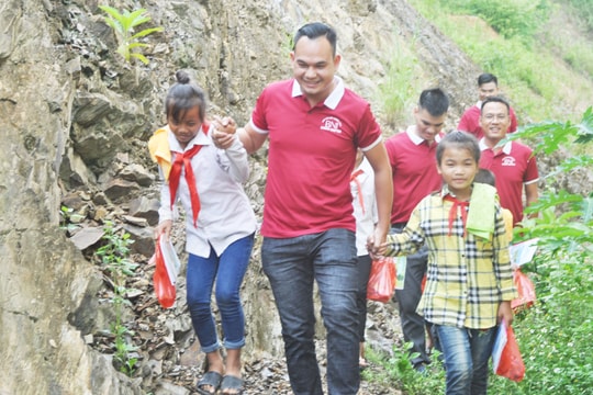 BNI Eagles Chapter tặng 120 triệu đồng cho học sinh nghèo vùng lũ Tương Dương