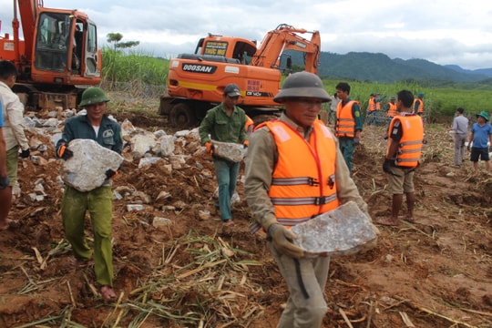 Hàng trăm người dân cứu cầu Chôm Lôm